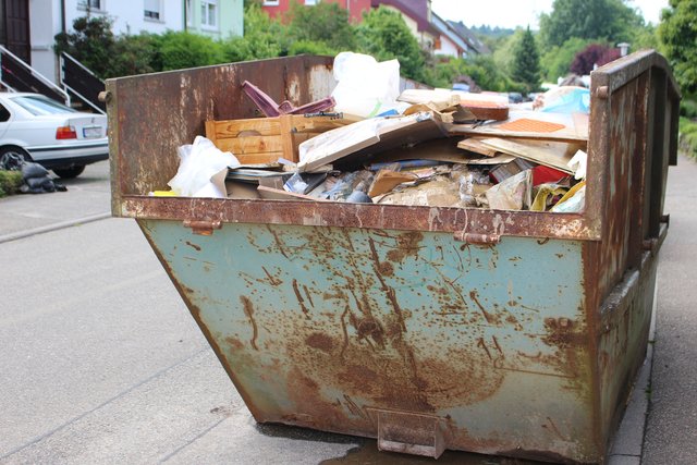 Müll und Gerümpel: Bei einem Wasserstand von bis zu 80 Centimetern in der Garage waren auch viele Möbel betroffen.