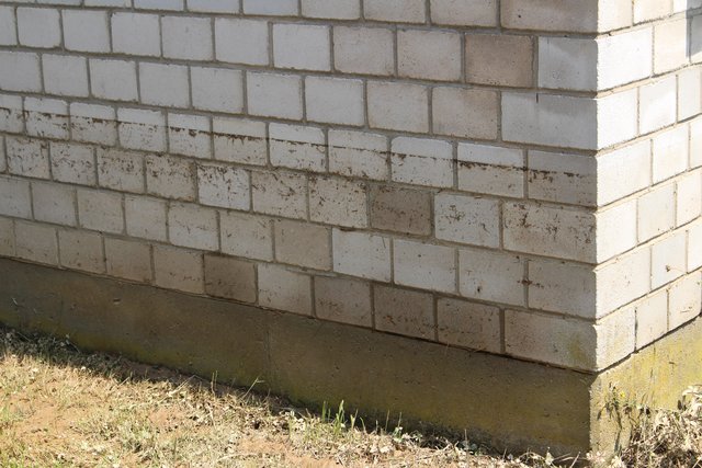 ... was man an den Wasserränder am Mauerwerk erkennen kann.