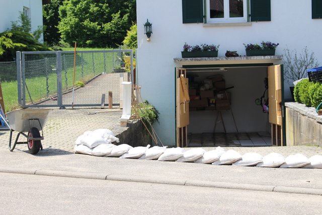 Sandsäcke sollten diese abschüssige Garage vor dem Schlimmsten bewahren.