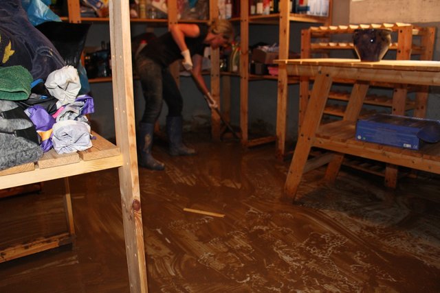 Nach dem Auspumpen durch die Feuerwehr: Das Befreien der Fußböden von den Schlammresten erweist sich als äußerst mühsam.
