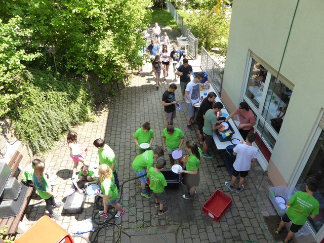 Das Geschirr musste auch gespült werden.