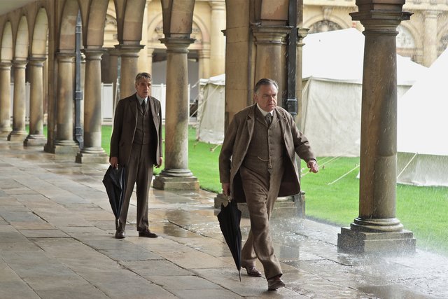 Die Poesie des Unendlichen: Das in seiner Heimat verkannte Mathe-Genie Srinivasa Ramanujan muss sich gegen seine Kollegen an der britischen Universität in Cambridge durchsetzen. Der Film basiert auf einer wahren Geschichte.