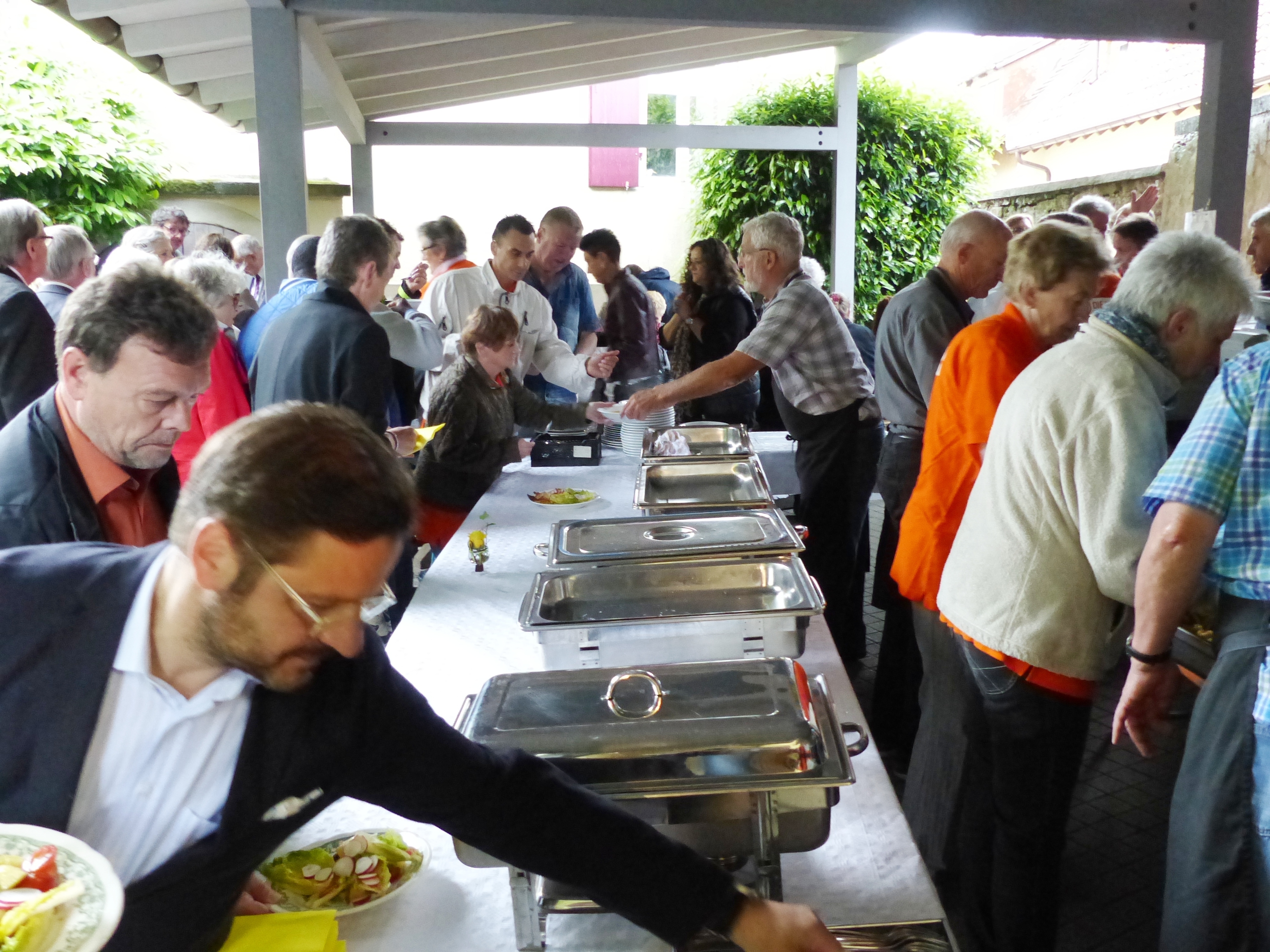 Das von Gourmet-Koch Guy Graessel aus gespendeten Lebensmitteln bereitete Festmahl ließen sich die geladenen Festgäste schmecken.