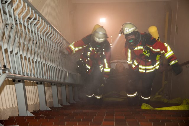 Rauch erschwerte die Arbeit der Helfer.