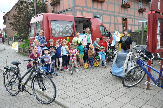 Auch zu einer gemeinsamen Fahrradtour sind Kinder und Eltern vom FAZZ schon aufgebrochen. Foto: Weigele | Foto: Weigele