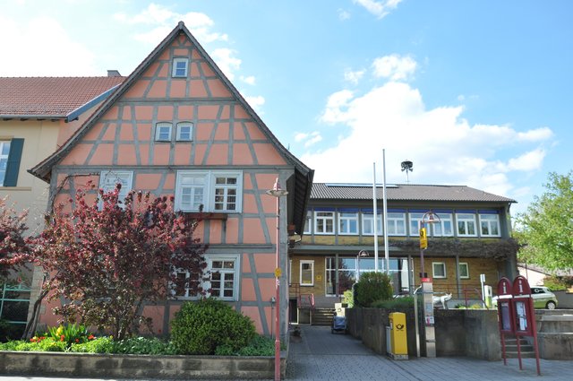 Das Kögelhaus (links) neben dem Rathaus in Zaisenhausen wird seit vergangenem November auch als Familienzentrum genutzt. Foto: ch