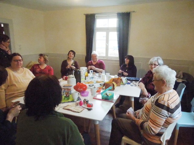 Zum Handarbeitscafé treffen sich alte und junge Frauen aus Zaisenhausen regelmäßig in einem Nebenraum des FAZZ. Foto: Weigele | Foto: Weigele