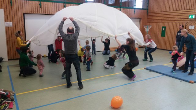 Spielen und Toben für Kinder hat ein engagierter Vater in der Sporthalle angeboten. Foto: Weigele | Foto: Weigele
