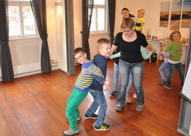 Tanzen zu Musik - auch wenn es wie Gymnastik aussieht – machen Kinder und Erwachsene gern. Foto: ch