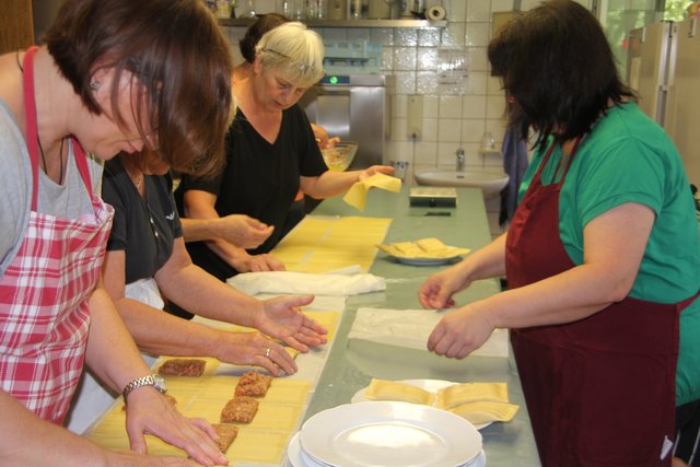 Mehrere tausend Maultaschen stellt der Verein für das Burgfest her. | Foto: Klaus Kehrwecker