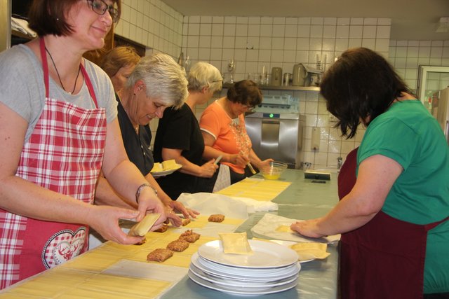 Alle Mitglieder beim TVO packen mit an. | Foto: Klaus Kehrwecker
