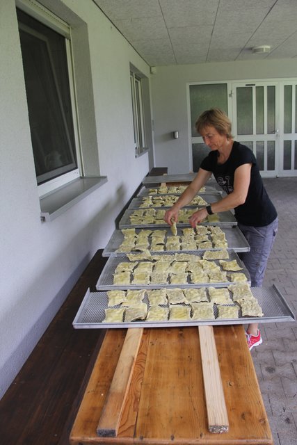 Mehrere tausend Maultaschen stellt der Verein für das Burgfest her. | Foto: Klaus Kehrwecker