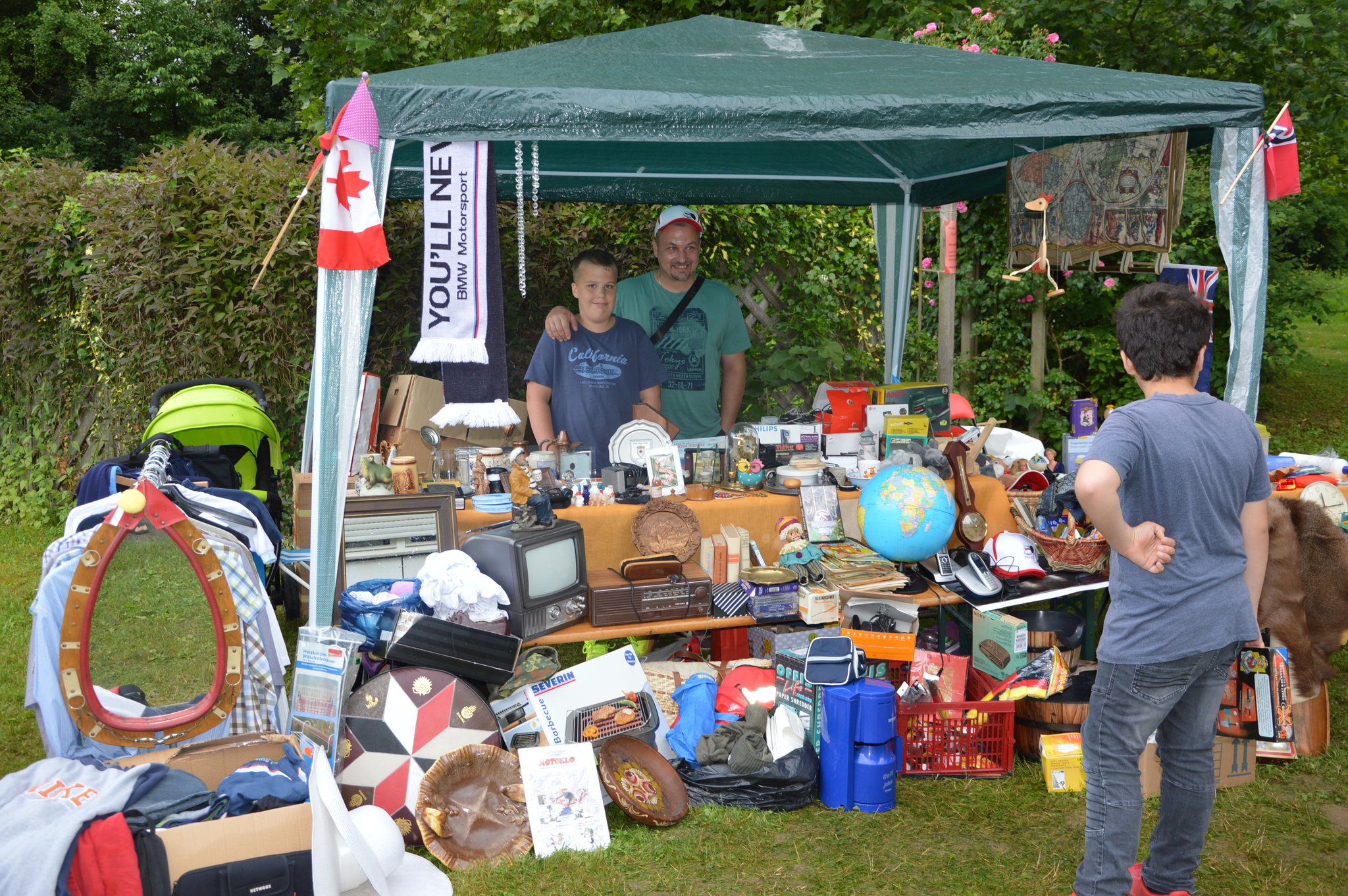 150 Trödler boten beim Flohmarkt des Hohberghaus Bretten Waren feil