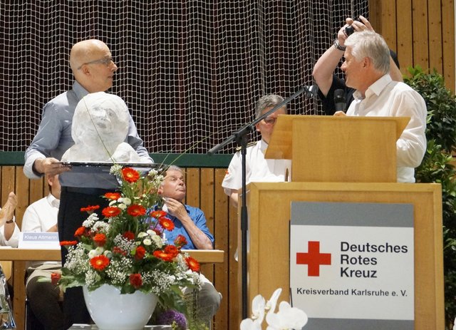 Kurt Bickel mit Jörg Biermann beim Erhalt seiner
Überraschung – der Büste von Luise von Baden. | Foto: DRK