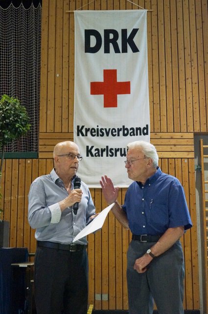 Kurt Bickel ehrt Klaus Bühler (rechts für 144 Blutspenden. | Foto: DRK