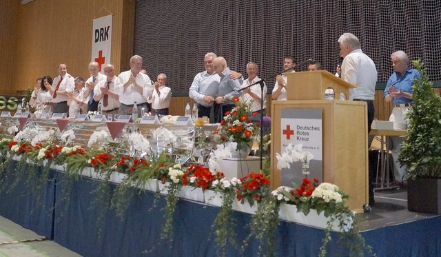 Der vorhergehende Vorstand applaudiert dem ehemaligen und dem neuen DRK-Kreisverbandsvorsitzenden. | Foto: DRK