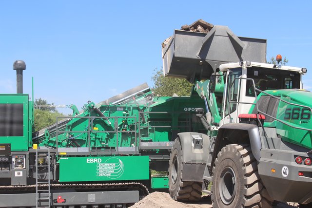 So wird der Bauschutt in die Anlage gefüllt.
