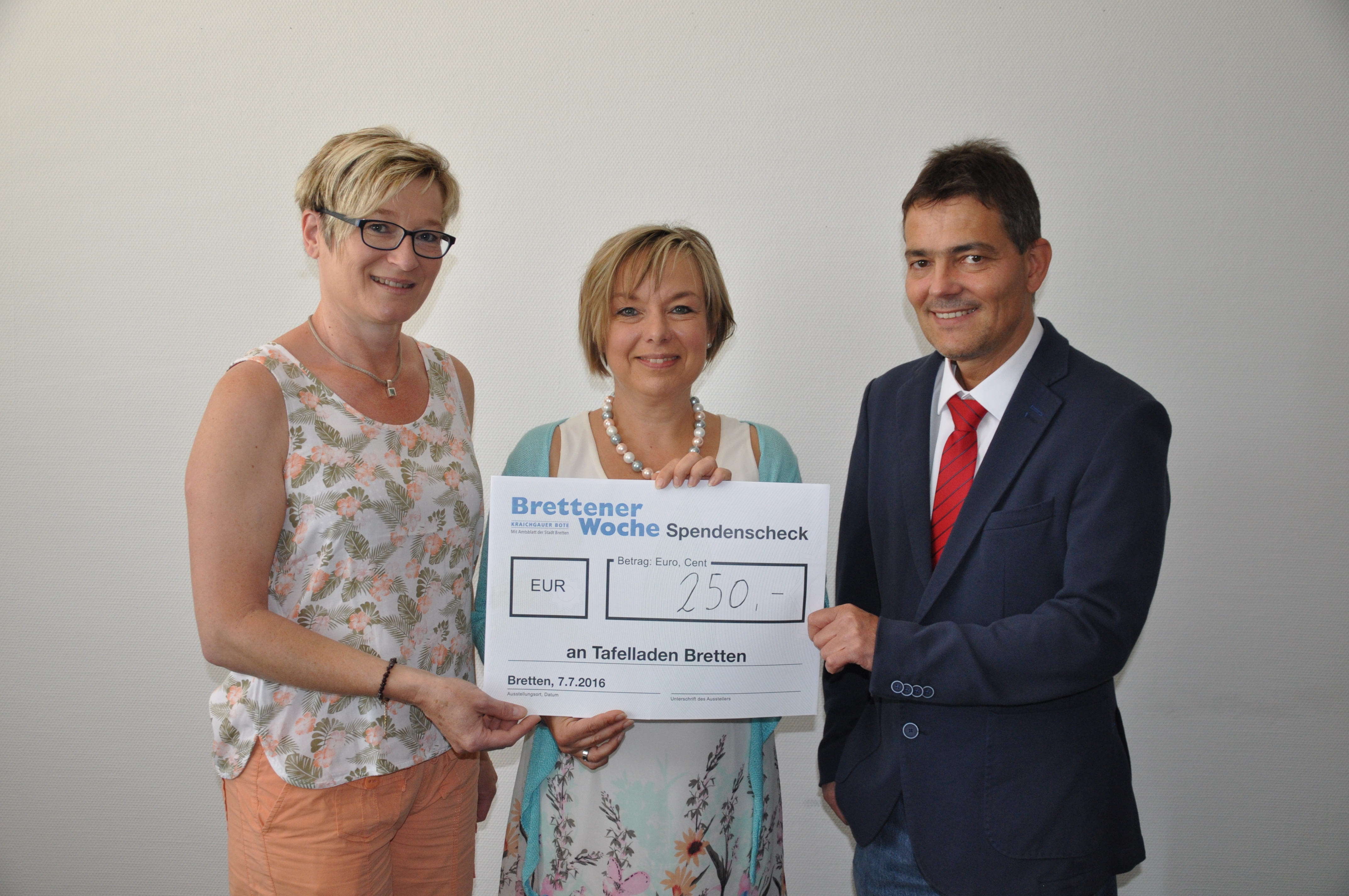 Spendenübergabe mit (von links) Petra Brugger, Suzanne Pfefferle und Achim Lechner. Foto: ch