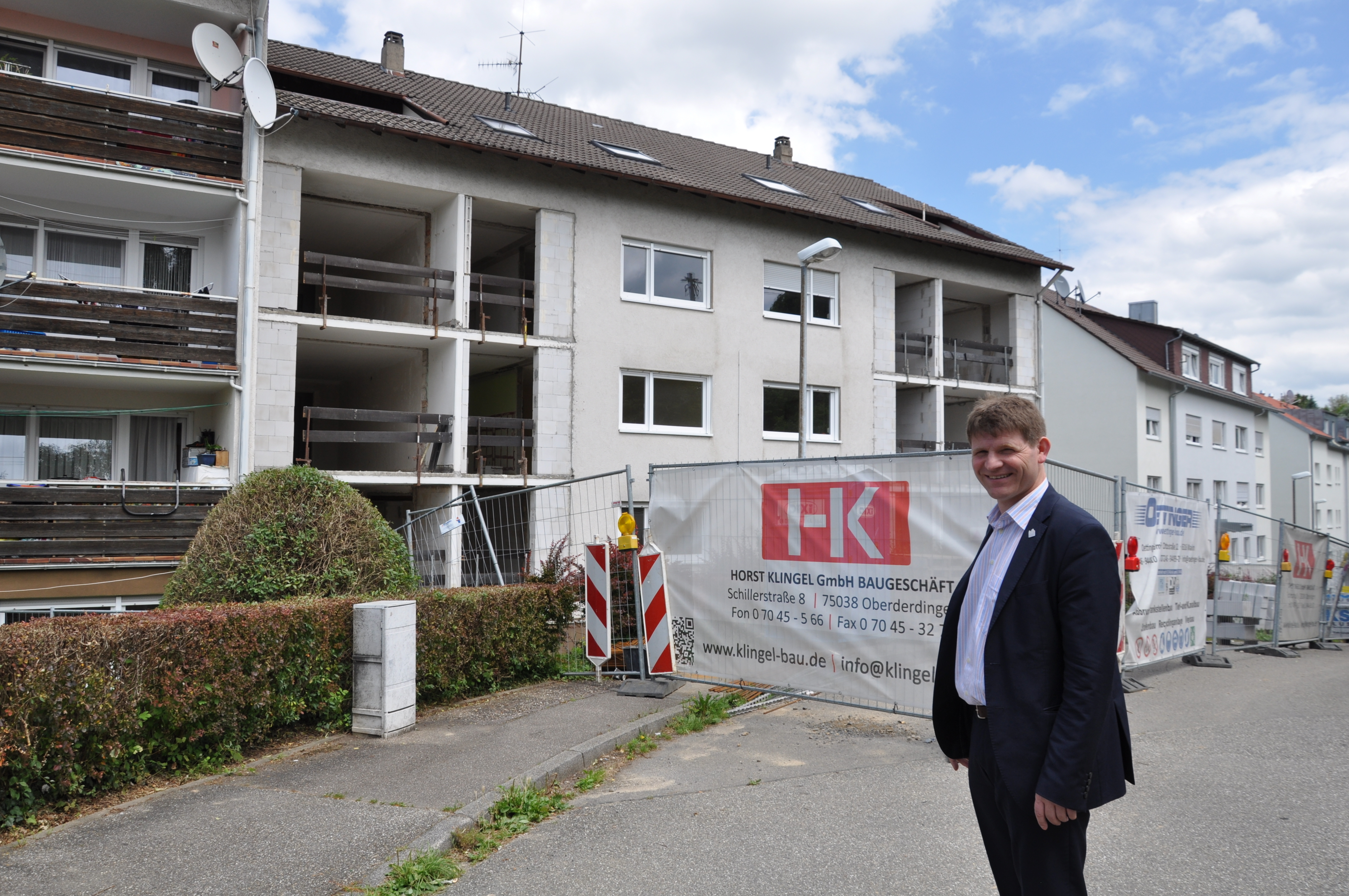 In die Renovierung ihrer Sozialwohnungen investiert die WBG laut Bürgermeister Michael Nöltner – hier vor dem Objekt Kleiststraße 1 a - derzeit 2,6 Millionen Euro. Foto: ch