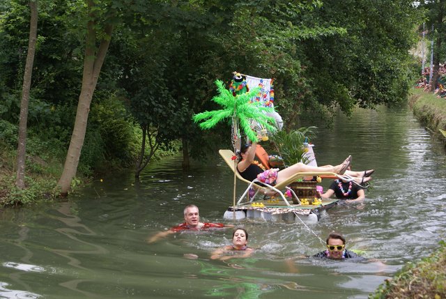 Außer Konkurrenz: die Werbekarawane