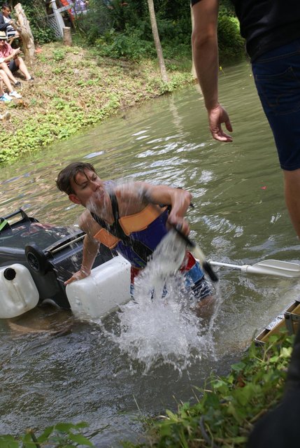 Voller Einsatz, auch wenn der Kiwwl gekentert ist
