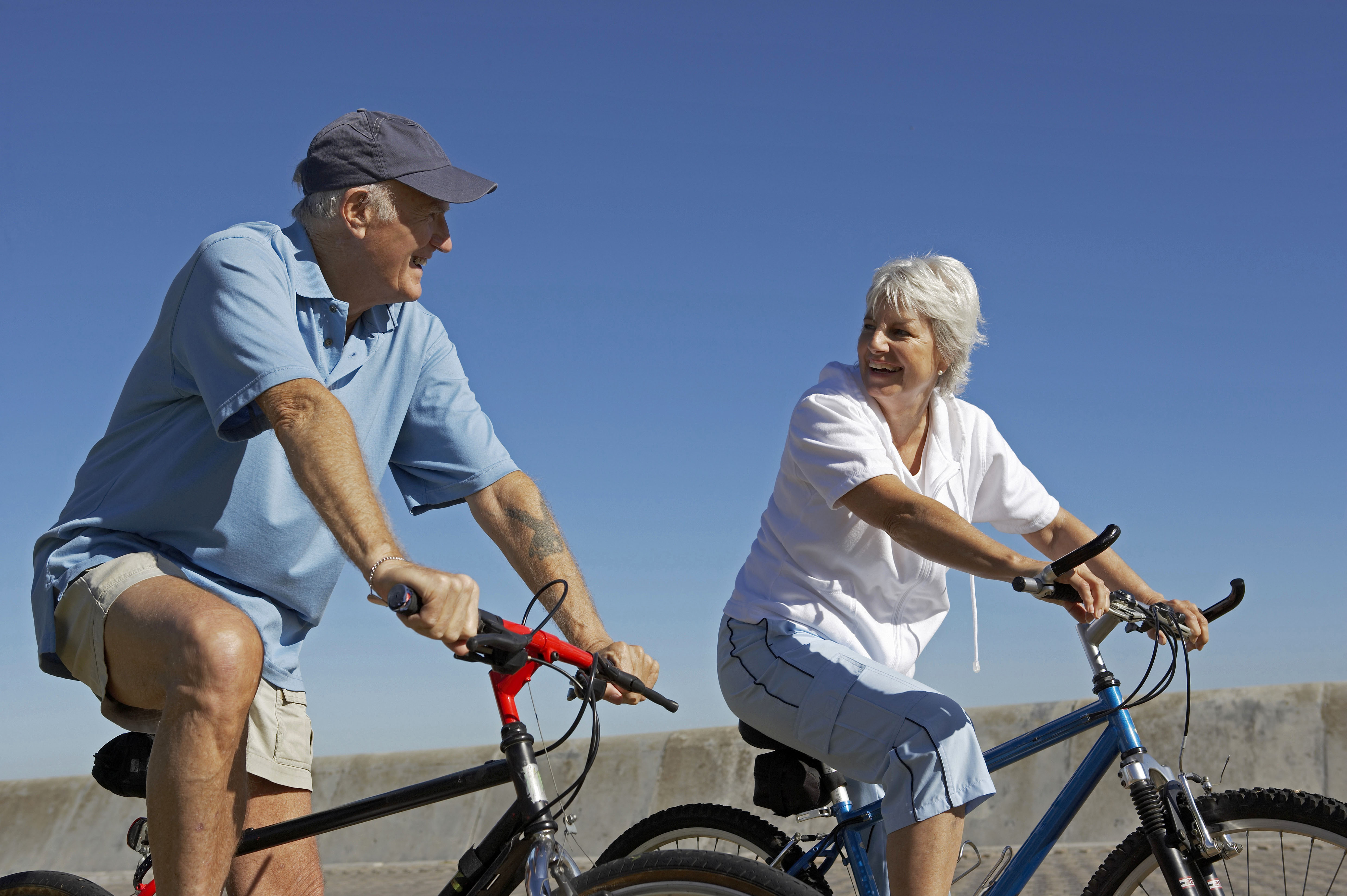 Um die Knie fit und beweglich zu halten, ist Bewegung das A und O - eine besonders schonende Sportart ist das Fahrradfahren. Foto: djd/Traumeel/thx