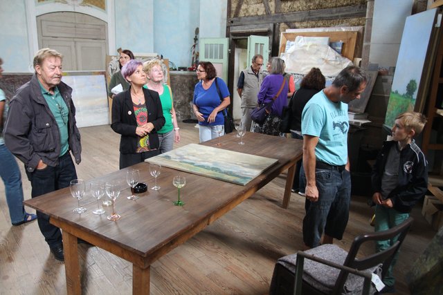 Bei einem Riesling lässt es sich gut über die Kunst plaudern. | Foto: Thomas Springer