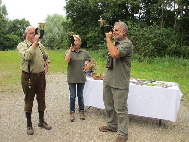 Friedemann Pfitzenmeier, Elisabeth und Hans Tretter (von links) blasen zur Begrüßung auf den Jagdhörnern.