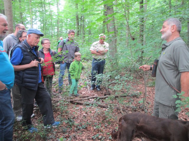 Hans Tretter (rechts)kennt sich besonders gut mit Rehwild aus.