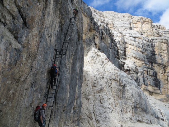 Über Leitern des Klettersteigs Gianni-Aglio zum Gipfel Tofana di Mezzo (Tofana II) | Foto: M. Fuchs