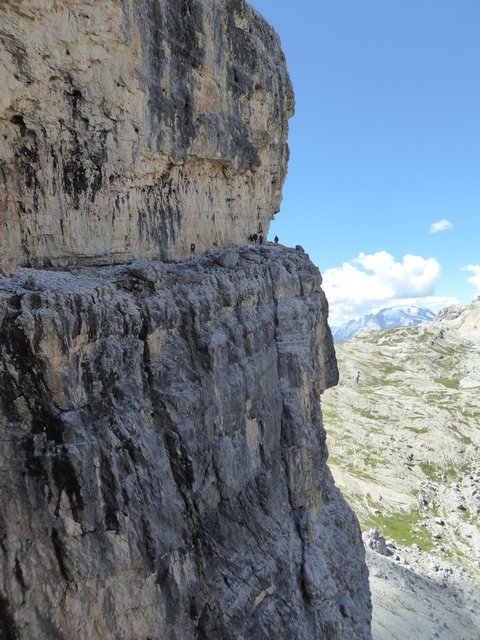 Felsband zu den nächsten Klettersteigabschnitten | Foto: N, Müller
