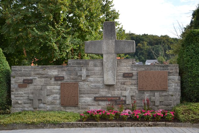 Das Kriegerdenkmal gegenüber der Aussegnungshalle