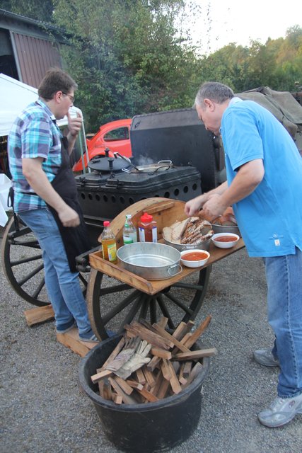 Ortsvorsteher Jens Skibbe an der Gulaschkanone (Foto: kk).