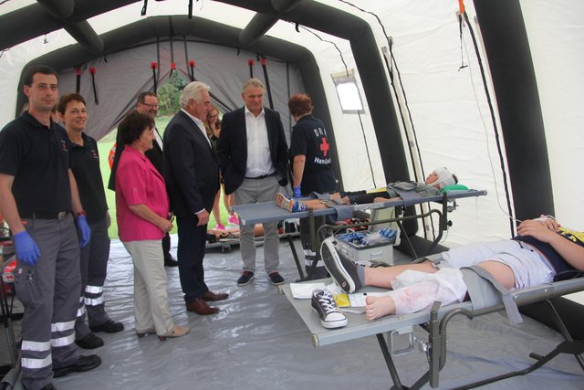 Auch Kreisvorsitzender Heribert Rech (Mitte im Profil) vom DRK-Kreisverband Karlsruhe e.V. zeigte sich beeindruckt vom hervorragenden Ablauf der Übung.