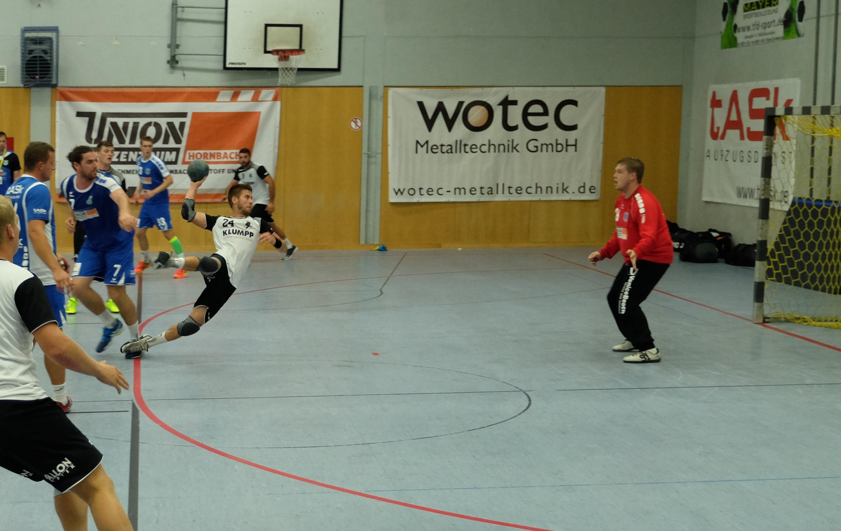 Auch wenn die Punkte in Viernheim blieben: das erste Spiel der Brettener Handball war kämpferisch sehr gut.
Hier findet Brettens Michael Hörandel die Lücke in der Viernheimer Abwehr und kommt zum Wurf.