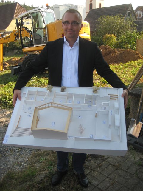 Architekt Stefan Nessler vom Architekturbüro Veit Russer + Partner aus Karlsruhe zeigt das Modell des Gemeindezentrums.