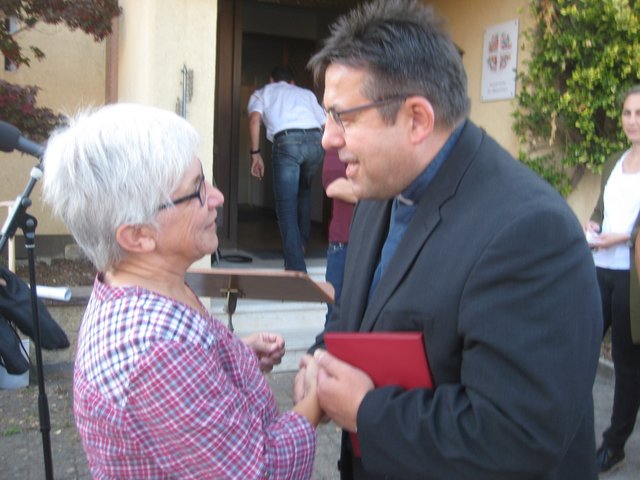 Beate Bachmann, Mitglied im Pfarrgemeinderats-Vorstand, begrüßt Pfarrer Harald-Mathias Maiba.