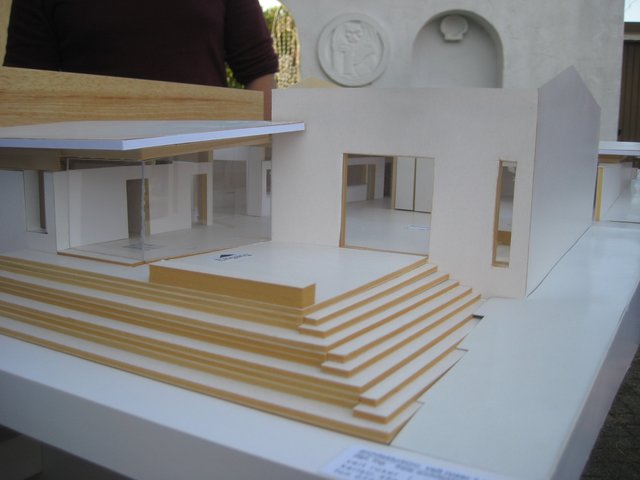 Am Modell sieht man gut die Treppen, über die man das Gemeindezentrum erreichen wird.