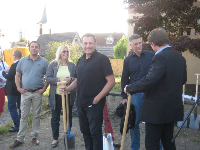Pfarrer Wolfgang Streicher (Mitte) freut sich auf den Spatenstich.