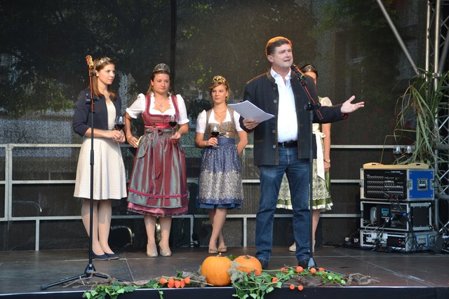 Oberbürgermeister Martin Wolff umrahmt von den Weinhoheiten.