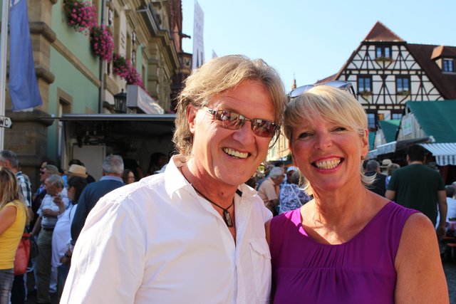 Bernd und Kyra Hähnle, Knittlingen: "Es ist super hier! Wir kommen regelmäßig zum Weinmarkt, laufen aus Knittlingen her und fahren dann mit dem Bus heim. So können wir auch das eine oder andere Viertele genießen. Was auch schön ist: Man lernt immer nette Leute kennen."