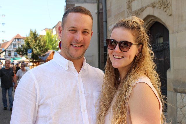 Svenja Steinmetz und Stefan Krämer, Oberderdingen: "Wir sind jedes Jahr da. Es ist immer schön, heute natürlich besonders bei den sommerlichen Temperaturen. Daher sind wir heute auch tagsüber da, sonst gehen wir immer nur abends."