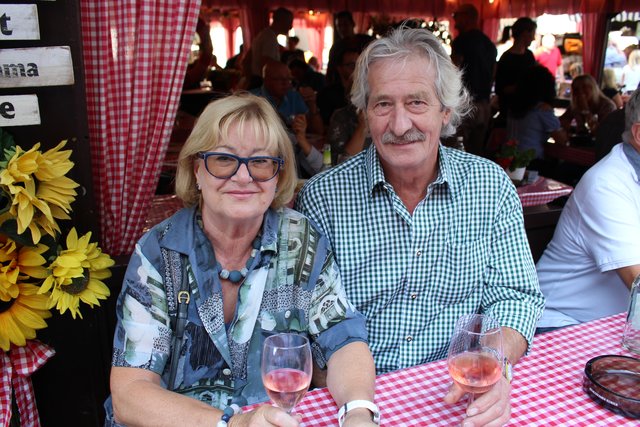 Christel und Roland Seifried, Eutingen: "Uns gefällt der Weinmarkt gut. Wir sind jedes Jahr hier. Wir gehen sowieso gerne auf Feste und treffen Bekannte."