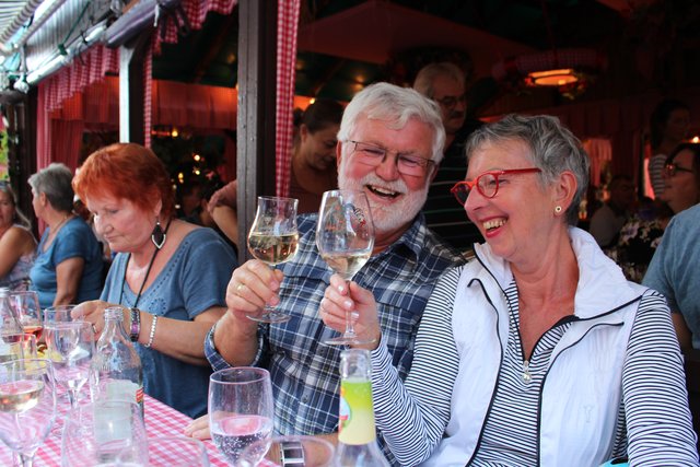 Toni und Gertie Bokor, Blankenloch: "Der Wein schmeckt gut! Wir sind extra mit dem Fahrrad da, damit wir den guten Kraichgau-Wein auch genießen können. Die Winzer brauchen ja jetzt Platz im Keller."