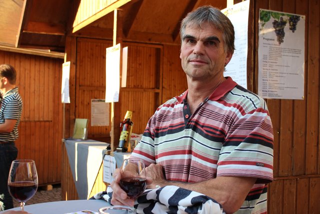Dieter Kurz, Pforzheim: "Der Wein auf dem Brettener Weinmarkt ist hervorragend. Im Moment genieße ich einen 'Dicken Franz'".