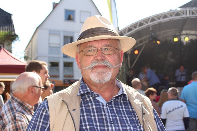 Peter Bischoff, Bretten-Sprantal: "Der Weinmarkt ist hervorragend, das Wetter heute auch. Ich komme jedes Jahr, immer alleine, treffe aber viele Bekannte."