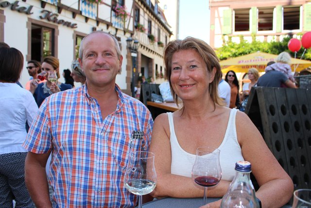Monika Daft und Horst Mikl aus Eisingen: "Es ist hundertprozentig schön hier. Wir waren noch nie auf dem Weinmarkt, haben uns hier am Brunnen getroffen und sind gleich hier stehen geblieben. An den appetitlichen Ständen gibt es eine schöne Auswahl an Weinen. Wir sind mit dem Motorrad da, daher wird es bei einem Gläschen bleiben."