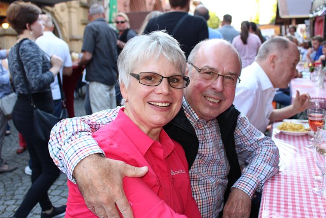 Hartmut Gottmann, Blankenloch, mit seiner Frau Marion: "Ich bin hier, um meiner Frau einen schönen Nachmittag zu bereiten, verbunden mit einem guten Gläschen Wein."