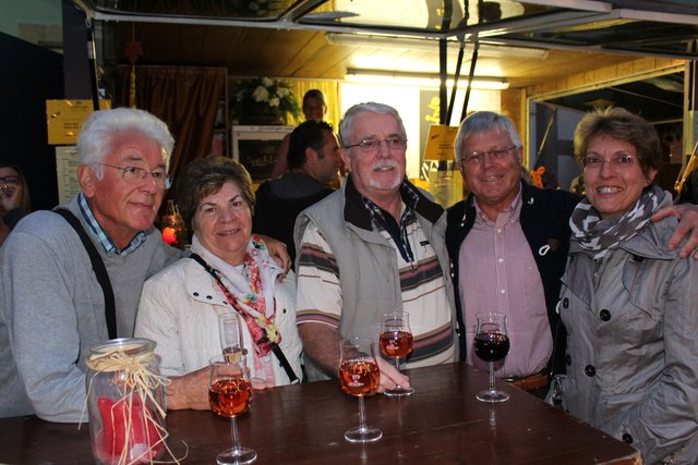 Rubert Foos (links): Die Partnerschaft mit dem schwäbischen Wein ist eine Herausforderung für den badischen Wein. Es gibt ein Überangebot von württembergischen Weinen, aber ich finde das Angebot gut. Die Württemberger haben einfach mehr gemacht für die Vermarktung ihrer Weine in der Vergangenheit. Brigitte Appl (rechts): Ich genieße die Vielfalt auf dem Brettener Weinmarkt. Mein Mann und ich sind Spahlinger-Fans. | Foto: wh