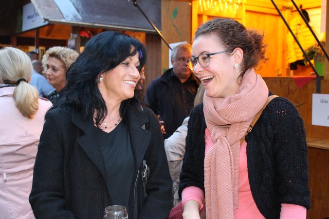 Anke Waltert und Marina Braun aus Bretten: Wir arbeiten in der Tagespflege und waren heute Mittag mit 16 Senioren auf dem Weinmarkt. Die Sitzmöglichkeiten waren toll und die Bedienung freundlich. Auf dem Weinmarkt ist allen Generationen etwas geboten. | Foto: wh